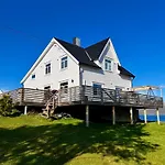 Idyllic Familyhouse By The Sea With Ponorama View * Tromsø