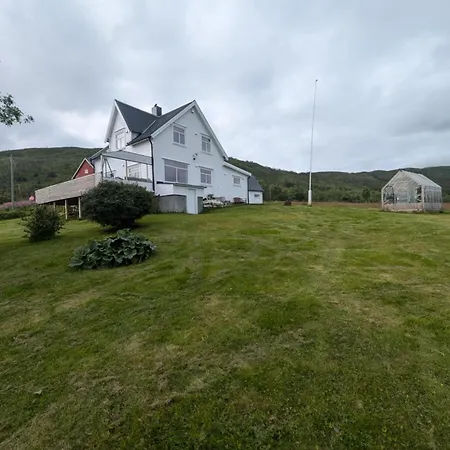 Сasa de vacaciones Idyllic Familyhouse By The Sea With Ponorama View