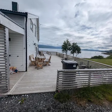 Idyllic Familyhouse By The Sea With Ponorama View Casa de Férias Tromsø