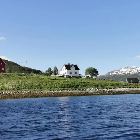 Idyllic Familyhouse By The Sea With Ponorama View Tromsø