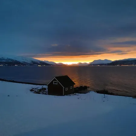Idyllic Familyhouse By The Sea With Ponorama View * Tromsø