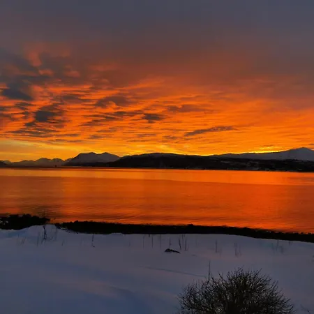 Сasa de vacaciones Idyllic Familyhouse By The Sea With Ponorama View