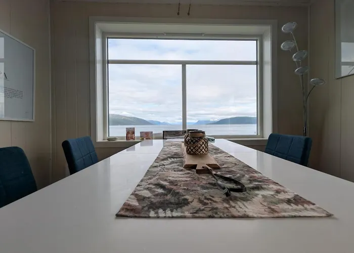 Vakantiehuis Idyllic Familyhouse By The Sea With Ponorama View Tromsø
