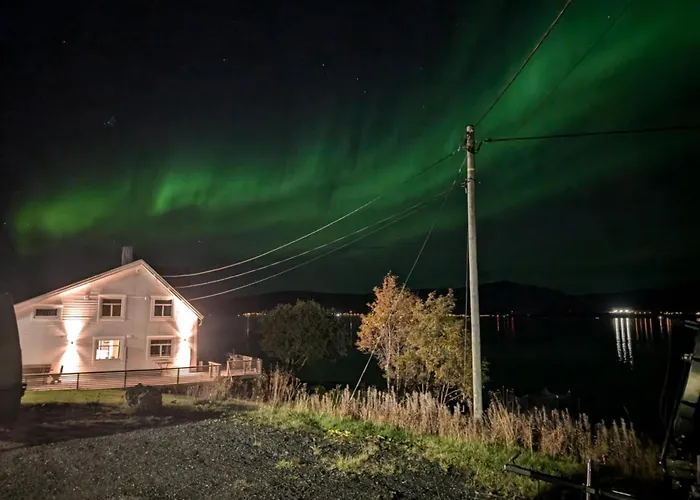 Idyllic Familyhouse By The Sea With Ponorama View Tromsø